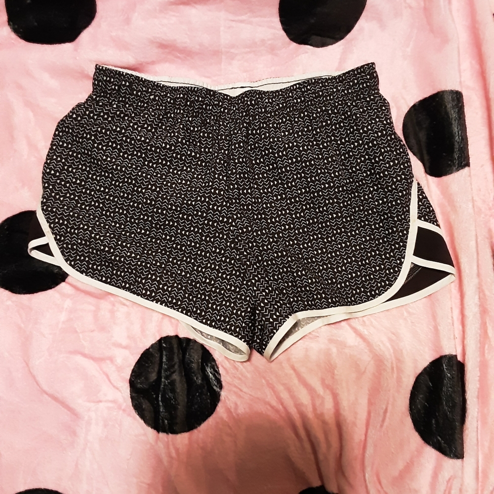 Xersion shorts med with lined underwear inside